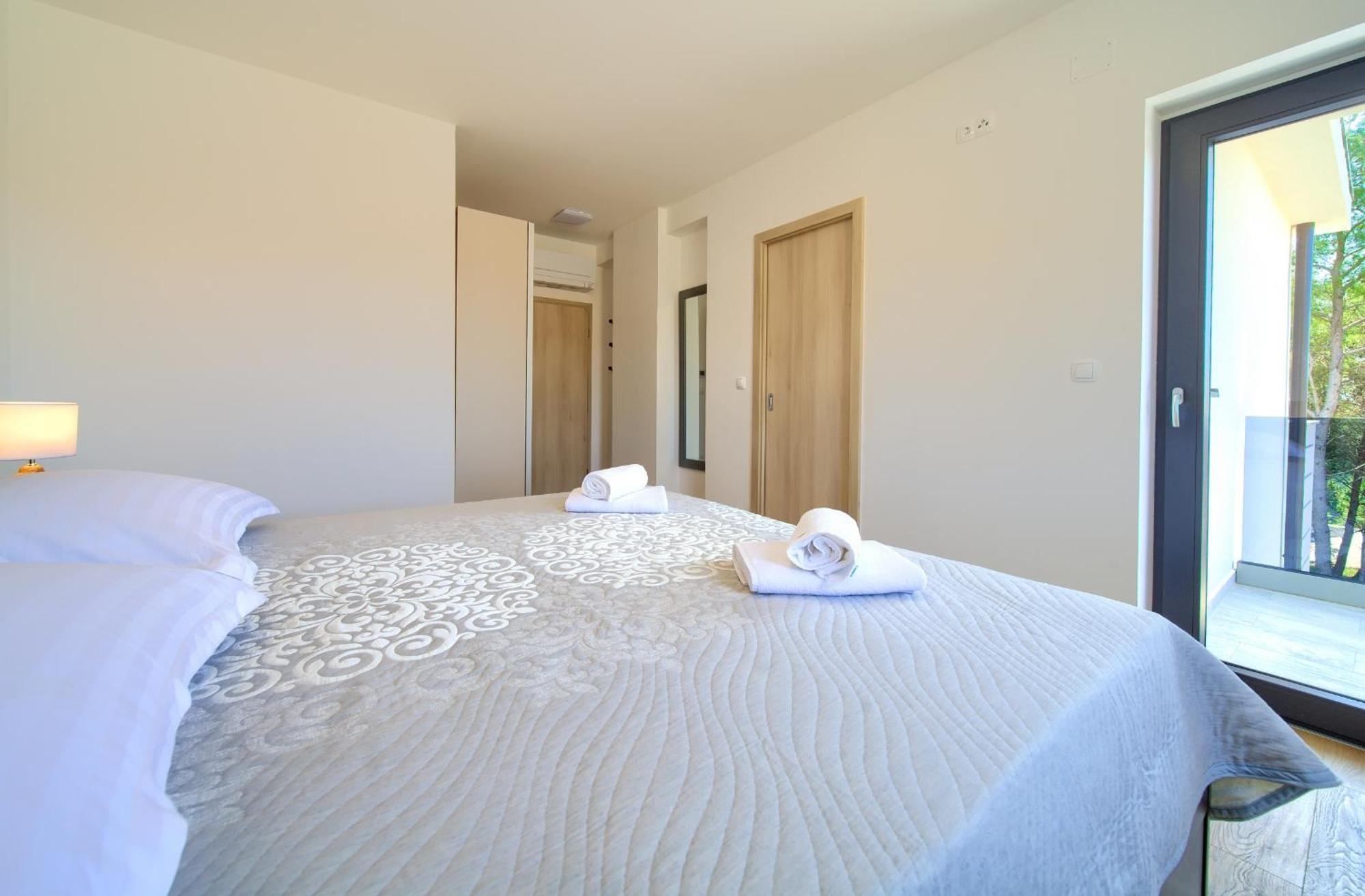 Apartments Paola & Karla With Pool Krk Town Oda fotoğraf